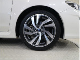 タイヤサイズは225/55R18です。