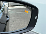 「ブラインドスポットディテクション」。後方死角ゾーンを走行する車両を検知して点灯。ドライバーに注意を促します。