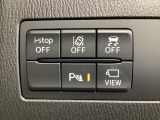 運転席脇のクラスタースイッチ部分にはカメラ切り替えスイッチ、パーキングセンサー、その他走行系スイッチを集中配置しております。