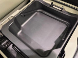 【シートアンダーボックス】シートの下に大容量の収納スペースが備わっており、靴や洗車グッズなど、外から見られたくないものをすっきり収納できて便利!