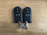【スマートキー】 スマートキーを携帯していれば、ドアハンドルのボタンを押してロックの解除ができ、パワースライドドアもワンタッチで開閉できます。