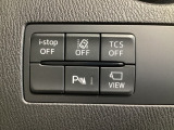 運転席脇のクラスタースイッチ部分にはカメラ切り替えスイッチ、パーキングセンサー、その他走行系スイッチを集中配置しております。