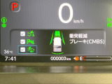 【ホンダセンシング】走行中に前方の車両等を認識し、衝突しそうな時は警報とブレーキで衝突回避と被害軽減をアシスト。より安全にドライブをお楽しみいただけます。