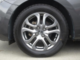 標準装備の純正16インチアルミホイール。タイヤサイズは185/60R16です。