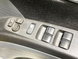 【電動格納ミラー】サイドミラーは電動格納式となっており、狭い駐車場でもキズがつくリスクを抑えられます。