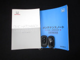 カギをバッグやポケットに入れたままでもドアロックの開閉やエンジン始動ができる『スマートキー』付き!暗くなってもキー穴を捜す必要が無くとっても便利ですから人気の装備です!