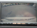 ナビ画面にバックビュ-モニタ-の映像を映し出しています。  狭い場所での車庫入れをサポ-トしてくれる便利アイテムです。