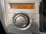【オートエアコン】一度お好みの温度に設定すれば、車内の温度を検知し風量や温度を自動で調整。暑い&hellip;寒い&hellip;と何度もスイッチ操作をする必要はありません。快適な車内空間には必須の機能ですね♪