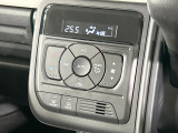 【オートエアコン】一度お好みの温度に設定すれば、車内の温度を検知し風量や温度を自動で調整。暑い&hellip;寒い&hellip;と何度もスイッチ操作をする必要はありません。快適な車内空間には必須の機能ですね♪
