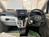見易い計器類と運転し易いドライビングポジションは、視角も少なく前方&左右の見切りが良く運転し易いクルマです
