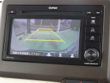 後退時に車両の後ろ側をモニター画面に表示します。車庫入れなどでバックする際に後方確認ができて便利です。車庫入れが苦手な人もこれで安心。