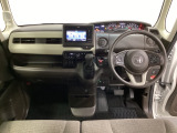 車内は光触媒抗菌消臭施工済です。インパネ周りはスタイリッシュなデザインで機能や装備も充実しています。グローブボックスやカップホルダーのほかにトレーなどたくさんの収納スペースが付いています。