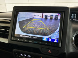 リバースギアに入れるだけで後方の表示へ切り替わります。夜間や雨の日の駐車も楽になりますよ。