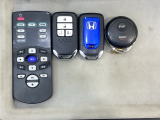 スマートキー付きですからドアロックの開閉およびエンジンスタートが楽々です。電動スライドドアの開け閉めもボタンで操作できます。加えて、純正リモコンエンジンスターター用の操作キーもついています。