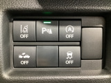 運転席脇のクラスタースイッチ部分にはパーキングセンサー、アイドリングストップOFF、その他走行系スイッチを集中配置しております。