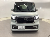 LEDヘッドライトを装備しています。LEDヘッドライトはとても明るく、雨の日や夜間走行も安全・安心です。オートライトコントロール付きで周囲の明るさに応じて自動で点灯・消灯します