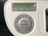 【オートエアコン】一度お好みの温度に設定すれば、車内の温度を検知し風量や温度を自動で調整。暑い&hellip;寒い&hellip;と何度もスイッチ操作をする必要はありません。快適な車内空間には必須の機能ですね♪