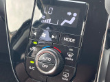 【オートエアコン】一度お好みの温度に設定すれば、車内の温度を検知し風量や温度を自動で調整。暑い&hellip;寒い&hellip;と何度もスイッチ操作をする必要はありません。快適な車内空間には必須の機能ですね♪