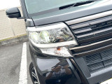 【LEDヘッドライト】悪天候や夜間走行時も良好な視界を確保し安心して運転できる高輝度LEDヘッドライトを装備!点灯速度が早く、消費電力も抑えられています。