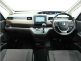 ◆視界広々で非常に運転しやすくロングドライブでも疲れを感じさせないすっきりとまとまったインパネ周りです。