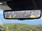 【デジタルインナーミラー】後席の大きな荷物や同乗者で後方が確認しづらい時でも安心!カメラが撮影した車両後方の映像をルームミラー内に表示。クリアな視界で状況の確認が可能です!