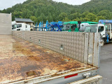 運転席側アオリ内側に縞板アルミが張られています。