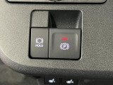 【電動パーキングブレーキ+オートブレーキホールド機能】 指先だけで簡単に操作が可能なパーキングブレーキ、スイッチを押すとブレーキペダルから足を離してもブレーキを保持できるオートブレーキホールド搭載
