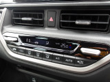 オートエアコン標準装備です。1年中快適な室内を提供!車内温度を設定すると風向き、風量を自動で調節してくれます。