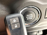 【キーレススタートシステム】カバンやポケットに入れたままでもドアの施錠・解錠が可能なスマートキーを装備。エンジンのオン・オフ時もカギを取り出す必要が無いからとっても便利です♪