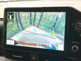 【バックカメラ】駐車時に後方がリアルタイム映像で確認できます。大型商業施設や立体駐車場での駐車時や、夜間のバック時に大活躍!運転スキルに関わらず、今や必須となった装備のひとつです!