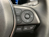 前方の車との車間を設定し、スピードを上げたり緩めたりを自動で行ってくれる追尾式の「レーダークルーズ」。上級装備の一つです!高級車にしかつかない嬉しい機能です。