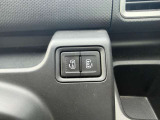 運転席からスライドドアの開閉ができます。