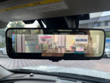 【スマートリヤビューミラー】後席の大きな荷物や同乗者で後方が確認しづらい時でも安心!カメラが撮影した車両後方の映像をルームミラー内に表示。クリアな視界で状況の確認が可能です!