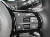 ◆アダプティブクルーズコントロール◆予め設定した車速内でクルマが自動的に加減速。前走車との適切な車間距離を維持しながら追従走行します。【LKAS】車線維持支援システムでステアリング操作を支援。