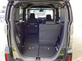 後席は分割可倒式で、用途に合わせてアレンジ可能。荷物の量や乗車人数に応じて柔軟に使える便利なシートです。