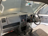 運転席、助手席の両方に乗り降りに便利なグリップあります☆