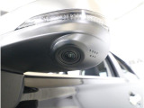 助手席側で見えにくい左前方の映像を、車内のマルチファンクションディスプレイに映し出します。前方への駐車や左寄せ、狭い道でのすれ違いなど、さまざまなシーンで安心して運転できる便利な機能です。
