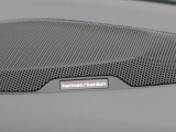 【harman kardon】ハーマンカードンのHi-Fiスペシャリストと共に、モデル別に開発・設計された専用チューニングが臨場感溢れる音響空間を実現しています。