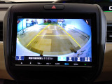 バックカメラの画像です。ガイドラインがスムースな車庫入れをサポートいたします。車庫入れの安心感がアップしますね。