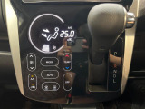 【オートエアコン】一度お好みの温度に設定すれば、車内の温度を検知し風量や温度を自動で調整。暑い&hellip;寒い&hellip;と何度もスイッチ操作をする必要はありません。快適な車内空間には必須の機能ですね♪