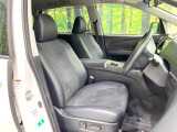 運転席まわりには十分なスペースがあり、大柄な方でもゆったり運転していただける環境です。