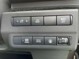 オートブレーキホールドは、ブレーキペダルを踏んで停車すると、ブレーキペダルから足を離してもクルマがブレーキ力を維持。ペダルを踏み続けることによる足の疲れを緩和します。
