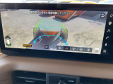 インビジブルフードビュー搭載。クルマの下が透けてみえるような映像を確認しながら、障害物への接触を未然に防ぎます。
