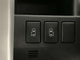 両側電動スライドドアです。