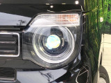 【LEDヘッドライト】悪天候や夜間走行時も良好な視界を確保し安心して運転できる高輝度LEDヘッドライトを装備!点灯速度が早く、消費電力も抑えられています。