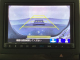 バックでの車庫入れも安心です! リアカメラが付いているバックモニター付のナビを装備しております。操作線もついており距離感も画面から確認できます。
