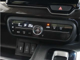 【オートエアコン】温度を設定すれば自動で快適な車内温度を保ちます。エアコン内部の高性能脱臭フィルターで車内のアレルゲンや花粉を除去。