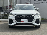 シングルフレームグリルはAudiの象徴的なデザイン要素であり、一目でAudiとわかるスタイル、大きくて迫力のある形状が車のスポーティな印象を強調しており、魅力的なデザインとなっています。