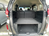 フル乗車時でも十分な荷室です。