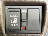 【パワースライドドア】スマートキーや運転席のスイッチでスライドドアの開閉が可能♪電動だから力を入れてドアを開ける必要が無く、小さいお子様でも、重い荷物を持っている時もラクに開け閉めできます♪